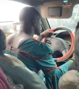 Ibadan driver seen rocking woman's blouse while behind the wheel (video)