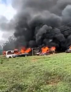 Residents raze Edo police station over kidnap and k!lling of young man despite ransom payment (video)