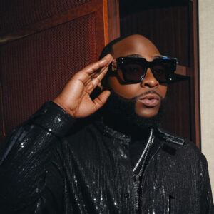 Davido shows off $2 million diamond chains and $500k diamond-encrusted teeth