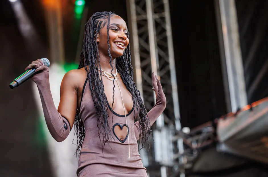 arya-starr-onstage-2023-billboard-1548