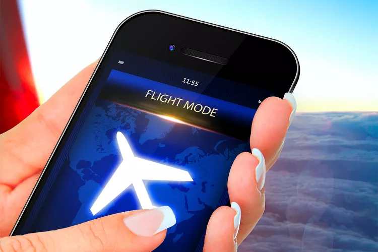 Pilot explains what really happens if you don’t put your phone on airplane mode while flying