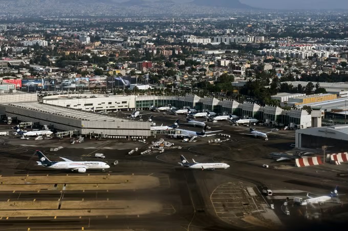 AeroMéxico Plane nearly lands on top of Delta Air Lines Jet