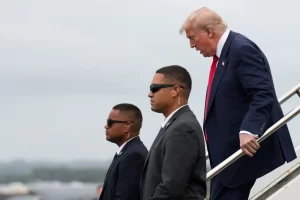 Secret Service agent tried to sneak wife onto Presidential flight to Scotland