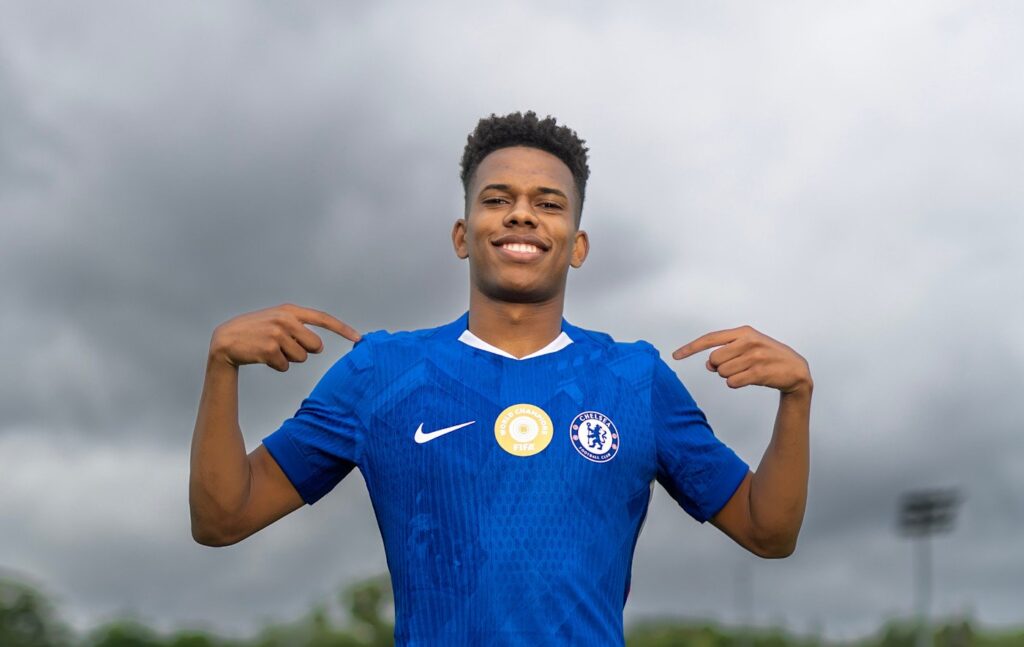 What is Esteavo Willian's jersey number at Chelsea?