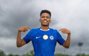 What is Esteavo Willian's jersey number at Chelsea?