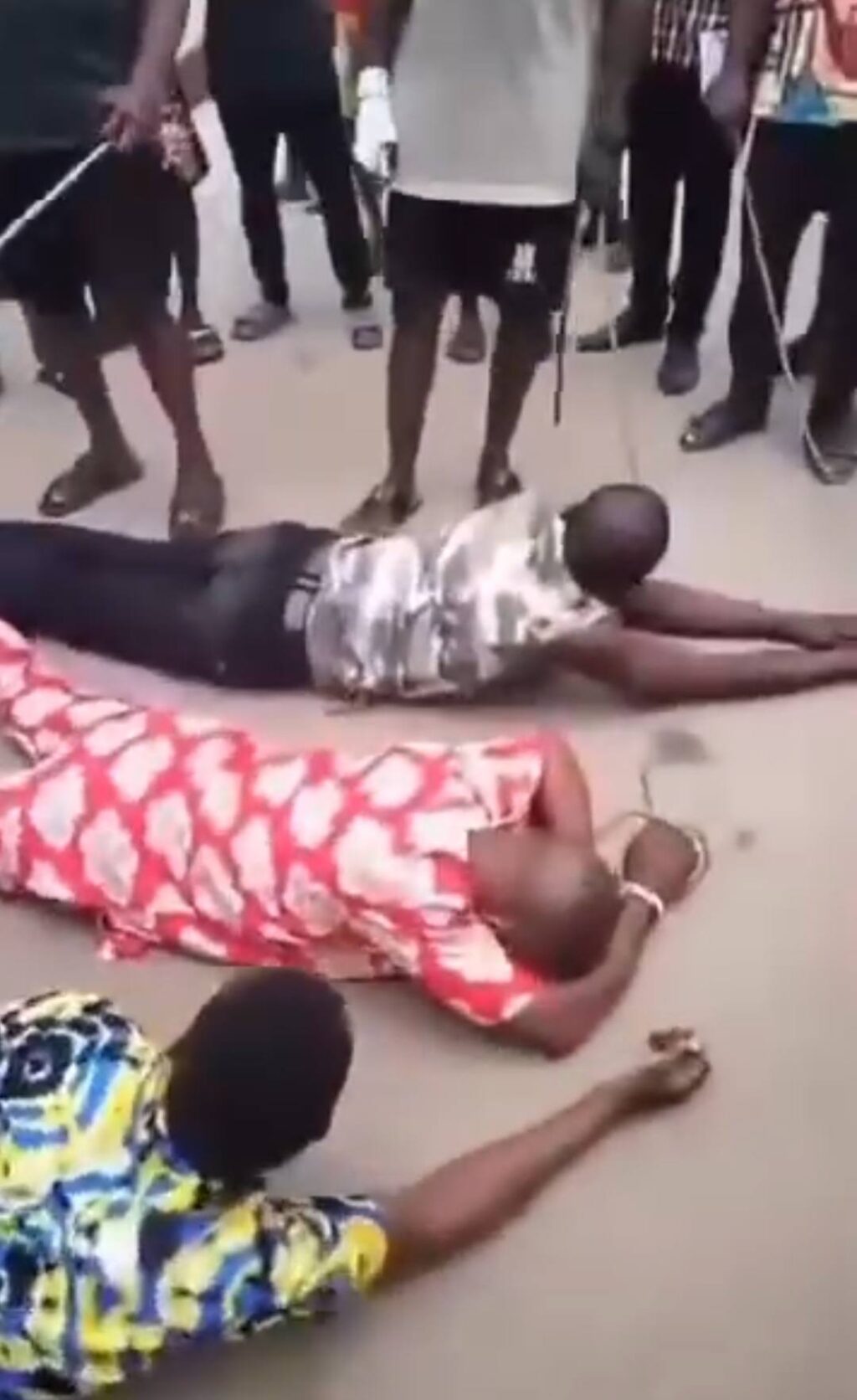 Youths flog police officer and two others over drug abuse in Rivers community (video)