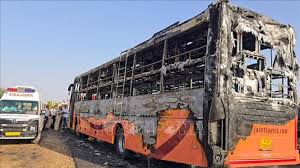 Bus fire k!lls at least 25 people in India (Video)