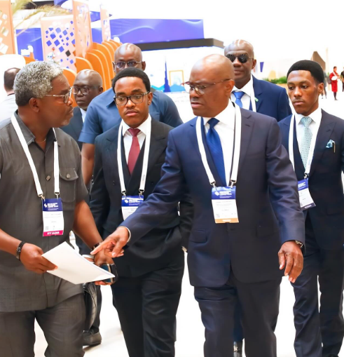 Wike’s media aide, Lere Olayinka, clapsback at h@ters criticizing his boss for taking his sons to an official engagement in Dubai