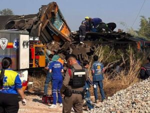 At least 22 de@d, 8 injured after huge crane collapses onto moving train