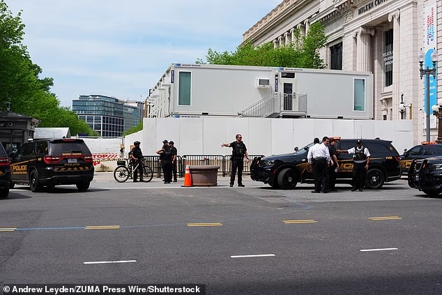 Man detained after trying to jump White House fence with President Trump inside (Photos)