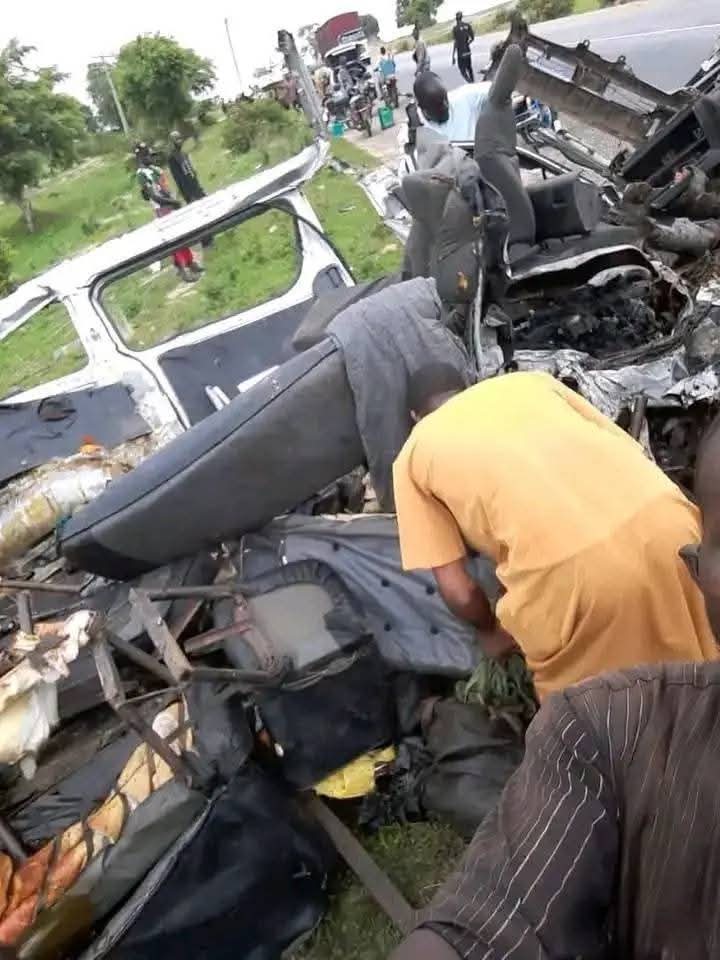 18 Sokoto residents returning from Lagos d!e in Kebbi road crash